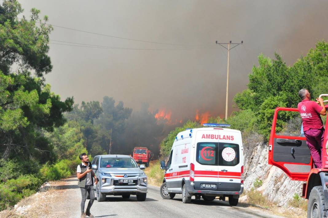 Manisa'da çıkan orman yangınında dumanlar İzmir'e ilerliyor 8
